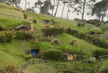 hobbit köyü - hobbit yamaç evleri