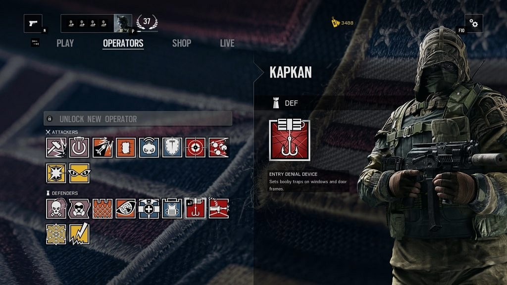 Spetsnaz birliğinden Kapkan. Kapı ya da Pencere kenarlarına mayın döşeyebilen bir defender.